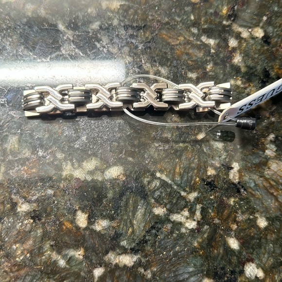 NWT Guess Bracelet - Picture 2 of 4